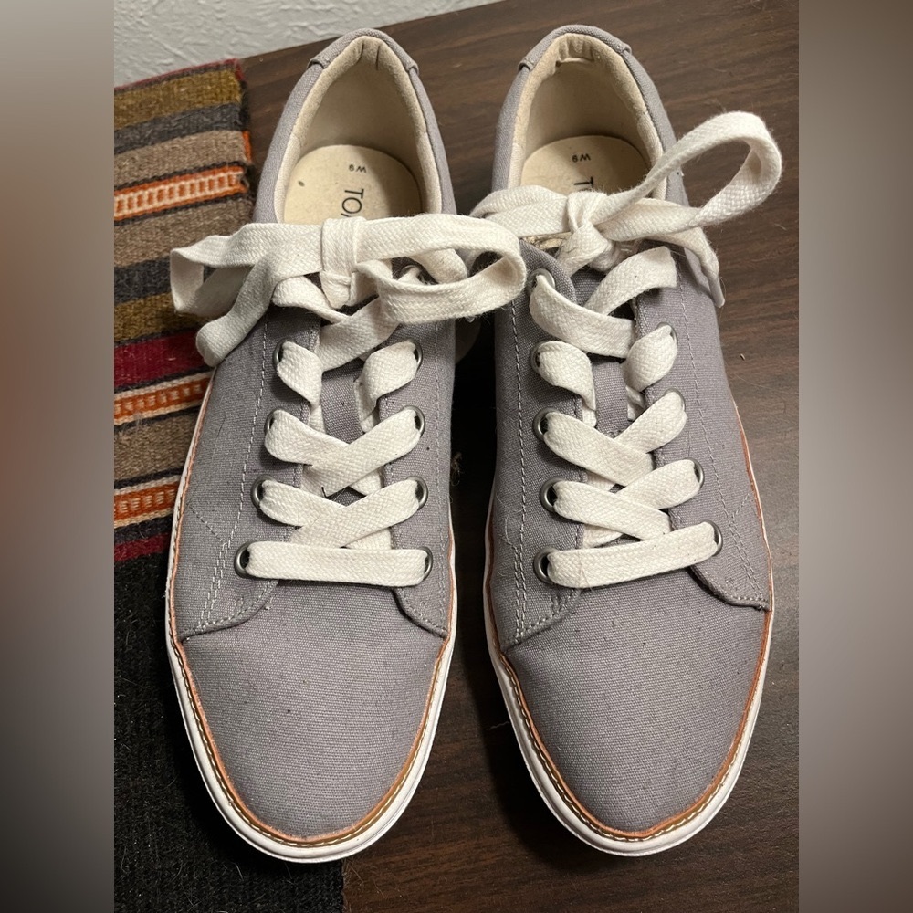 Tom’s Sneakers sz 9